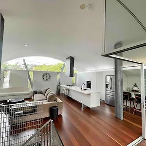 stunning-architectural-home.queenslandhotels.net/