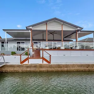 stunning-4br-house-with-pool-waterfront-view.queenslandhotels.net/